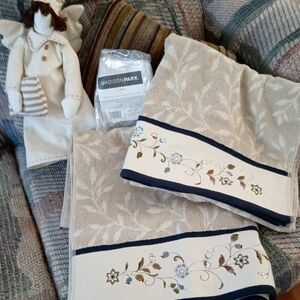 Madison Park Floral Embroidered Bath Towels - Tan and Blue